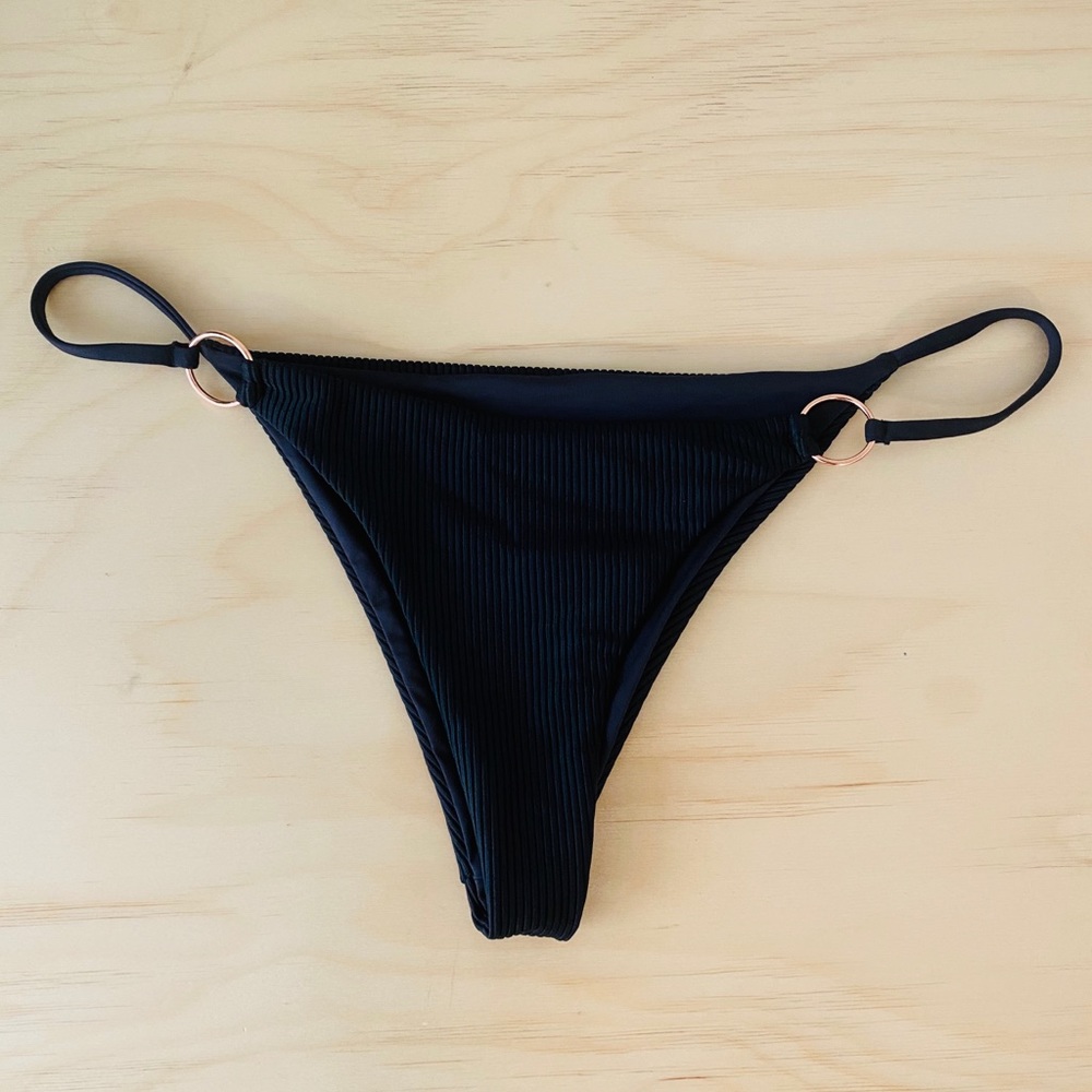 Frankie’s Bikini Izzy Bottom Size Medium in Black